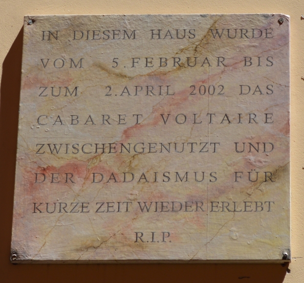 placa de pe cladirea din Zurich in care se afla celebrul Cabaret Voltaire